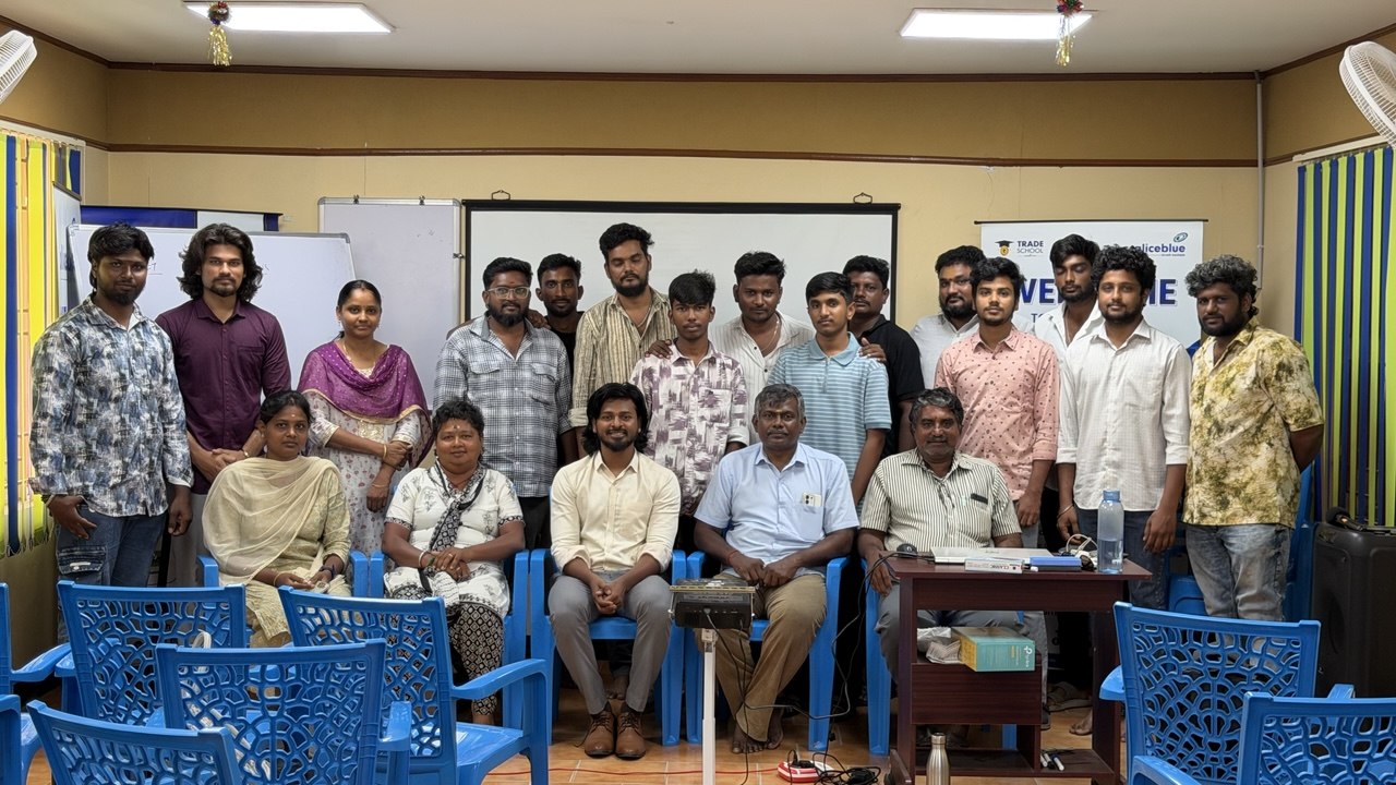 MarketScale trading class with Mohanraj C teaching live market analysis